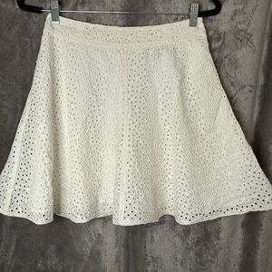 BCBG MAXAZRIA S Eyelet Flowy mini skirt. 100%cotton. Working zipper.